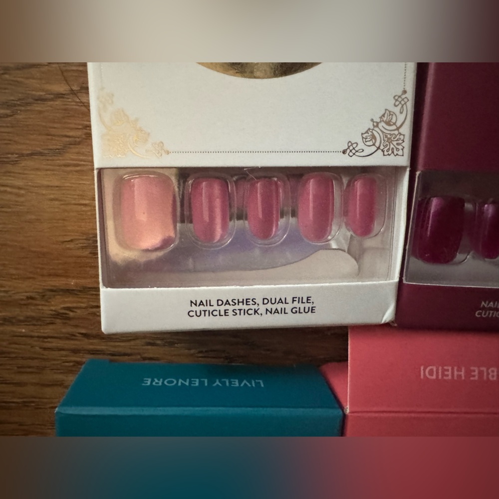 Red Aspen Acrylic press on Nails includes 5 boxes - Picture 4 of 8